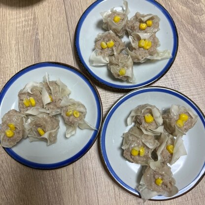 初めて作ったしゅうまい。美味しいと家族に好評でした。簡単なんだけど、とても手の込んだ料理に思えるみたいでした。
上に冷凍のコーンを飾ってみました。